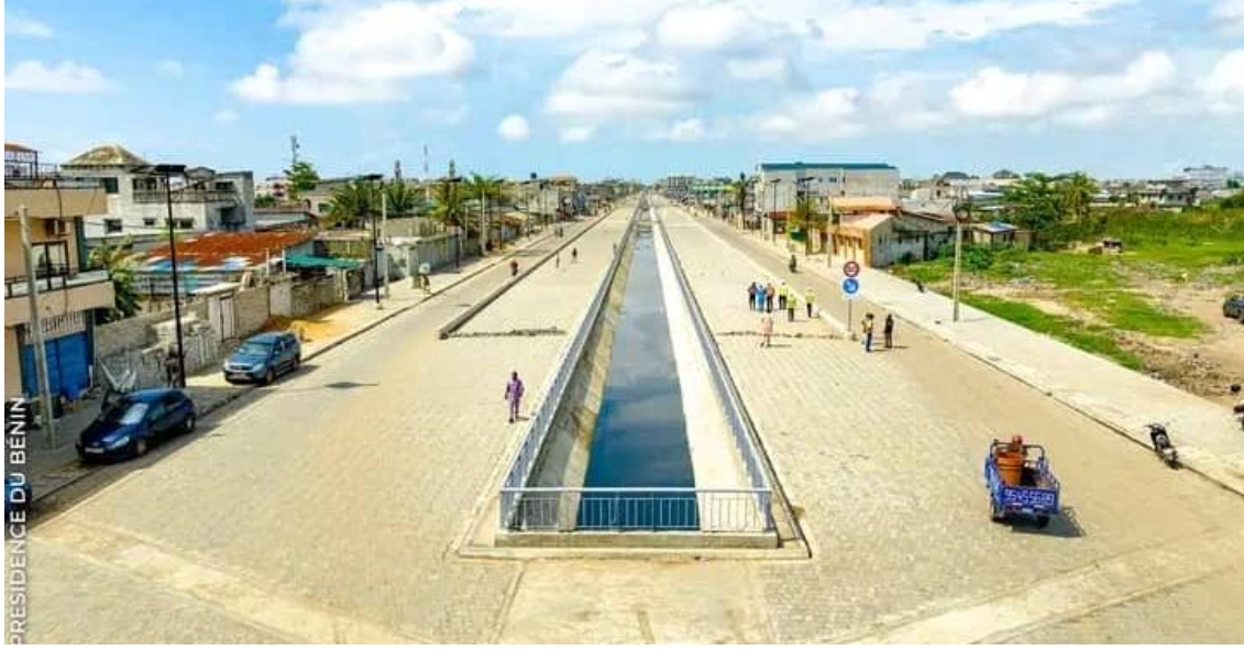 Route bitumée traversant une zone rurale au Bénin