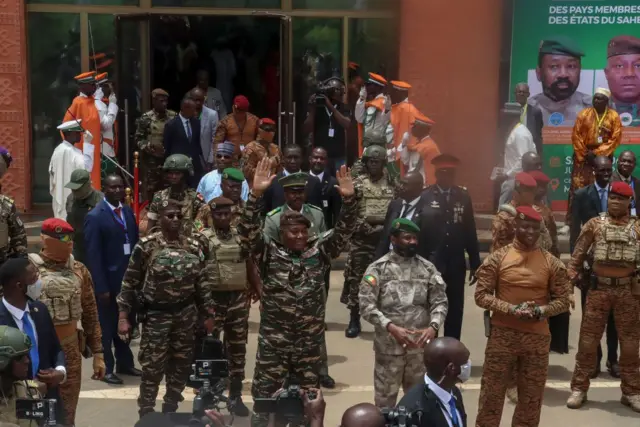 Les dirigeants de l'AES : le général Abdourahamane Tiani (Niger), le colonel Assimi Goïta (Mali) et le capitaine Ibrahim Traoré (Burkina Faso), lors du sommet de Niamey en juillet 2024.