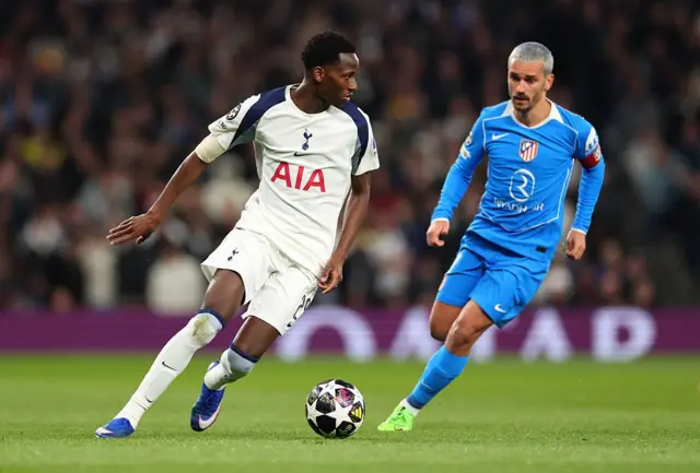 Pape Matar Sarr (Tottenham) en action lors du match retour des huitièmes de finale de l'UEFA Champions League 2025/26.