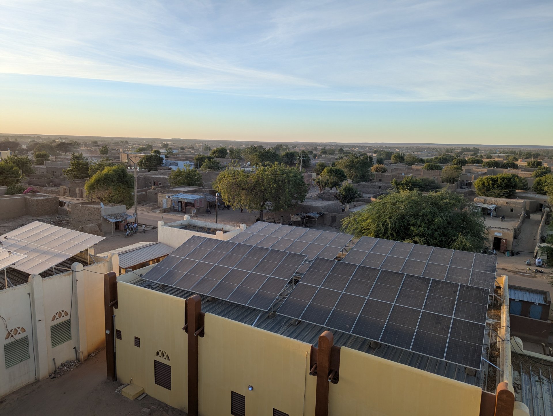Vue des panneaux solaires installés par MSF à l'hôpital de Niafounké, dans le nord du Mali.