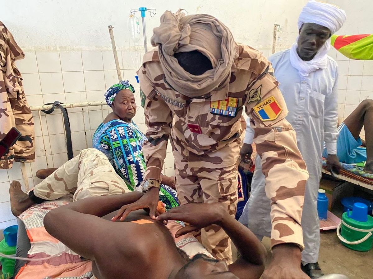 Le général Moubarak Abakar Nassour Hor visite les soldats blessés de Korbol