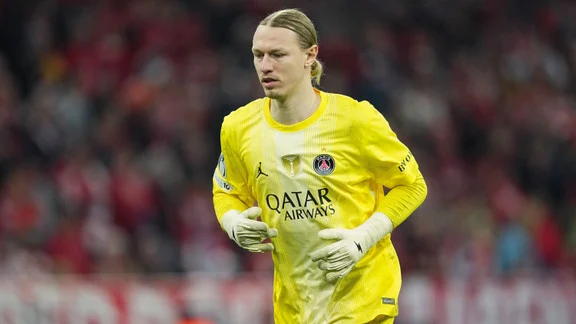 Matvey Safonov, gardien russe du PSG, en action lors d'un match