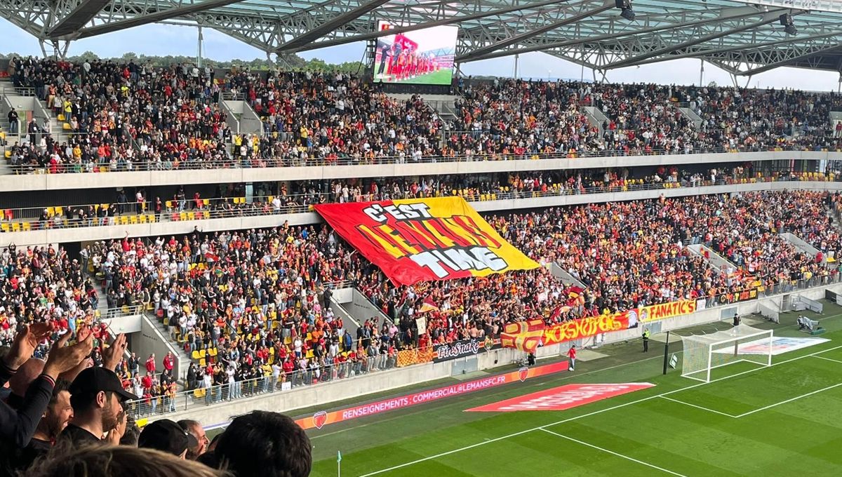 Stade Marie Marvingt rempli de supporters lors de la célébration de la montée du Mans FC en Ligue 1
