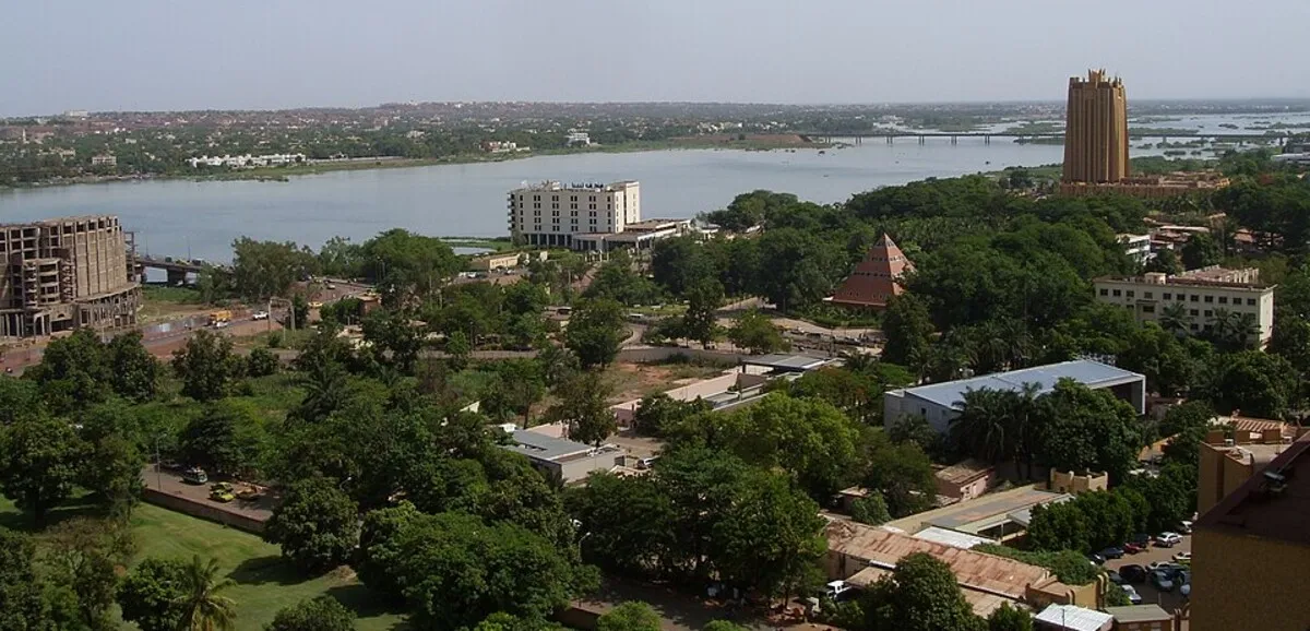 Blocus terroriste à Bamako : camions civils bloqués, illustration de la crise humanitaire