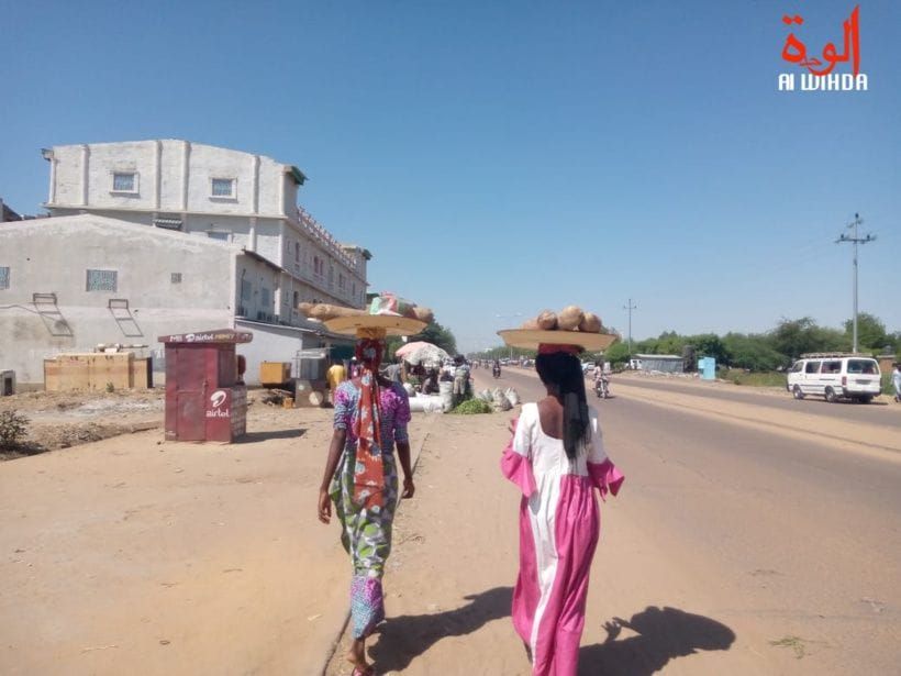 Une vendeuse ambulante au Tchad avec son enfant