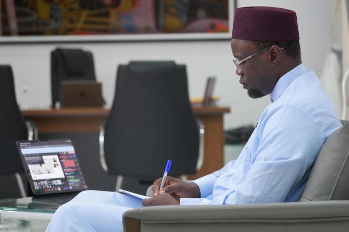 Ousmane Sonko et Diomaye Faye en discussion