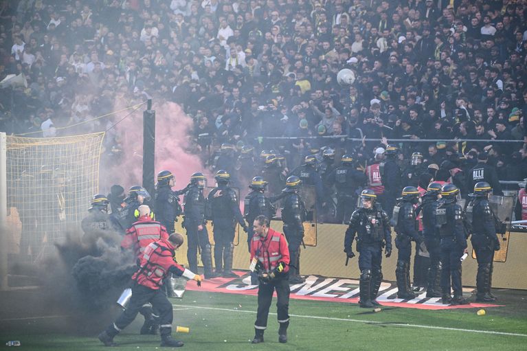 Les forces de l'ordre tentent de rétablir l'ordre après l'invasion du terrain par les supporters nantais