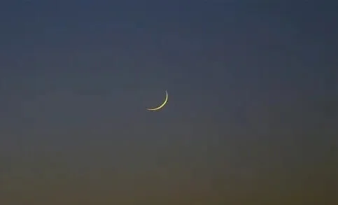 Croissant lunaire dans le ciel nocturne