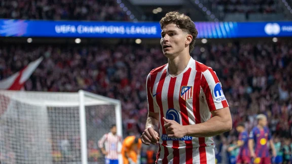 Julian Alvarez, attaquant argentin de l'Atlético de Madrid, potentiel renfort pour le PSG ou le FC Barcelone