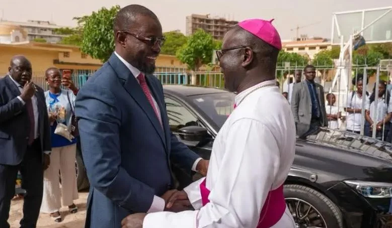 Sonko rencontre Monseigneur Guéye à Popenguine avant le pèlerinage marial