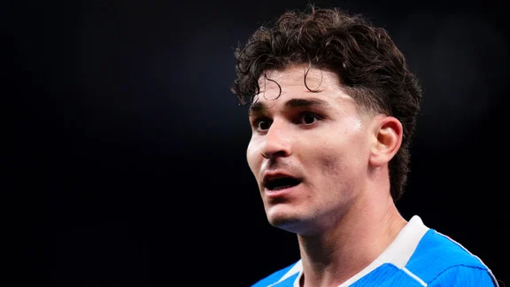 Julian Alvarez en action avec le maillot du PSG