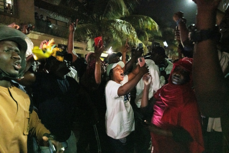 Partisans d'Ousmane Sonko manifestant devant son domicile à Dakar