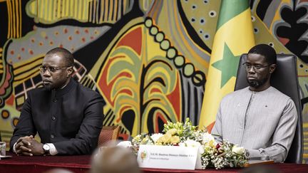 Le Premier ministre Ousmane Sonko (à gauche) et le président Bassirou Diomaye Faye (à droite) lors d'une cérémonie au palais présidentiel de Dakar en octobre 2025