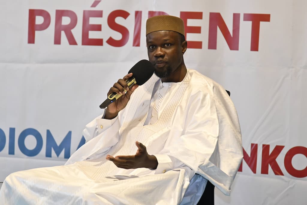 Le Premier ministre Ousmane Sonko s'exprimant au Parlement sénégalais contre les pressions occidentales