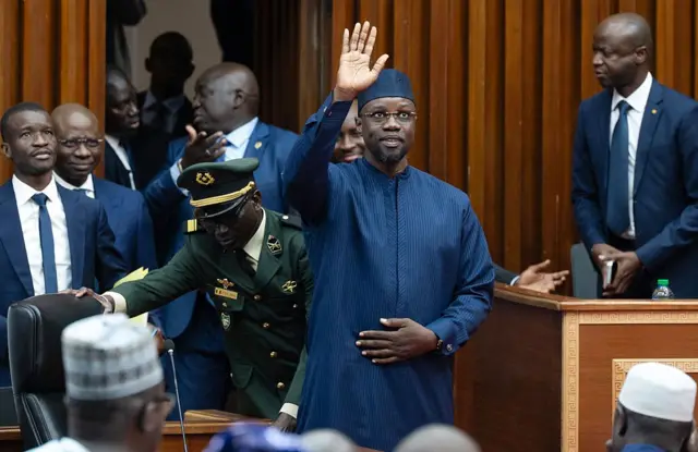 Ousmane Sonko salue les membres du Parlement à son arrivée à Dakar