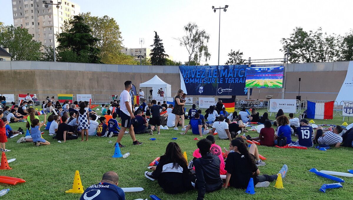 Une fan zone lors de l'Euro de foot 2021 installée à cité Allende à Saint-Denis