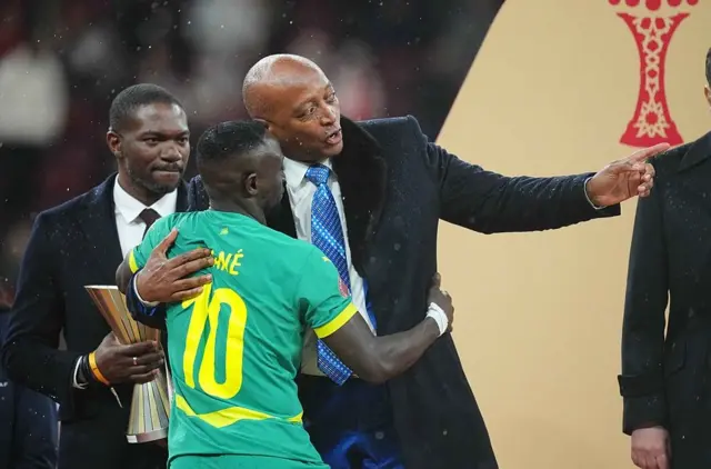 Sadio Mané (Sénégal) et Patrice Motsepe lors de la finale can 2025