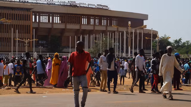 Des Nigériens réunis près du stade Général-Seyni-Kountché à Niamey lors d’un recrutement pour des milices civiles en août 2023