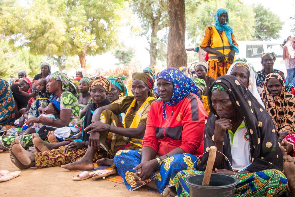 Un groupe de femmes et d'enfants locaux à Yagoua, au Cameroun, participe à un événement de sensibilisation pour le projet PULCCA, visant à lutter contre l'insécurité alimentaire et renforcer la résilience des communautés.