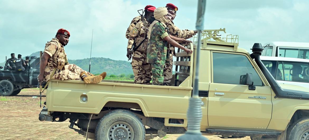 Forces de sécurité patrouillant à Adré, au Tchad, pour assurer la protection des populations.
