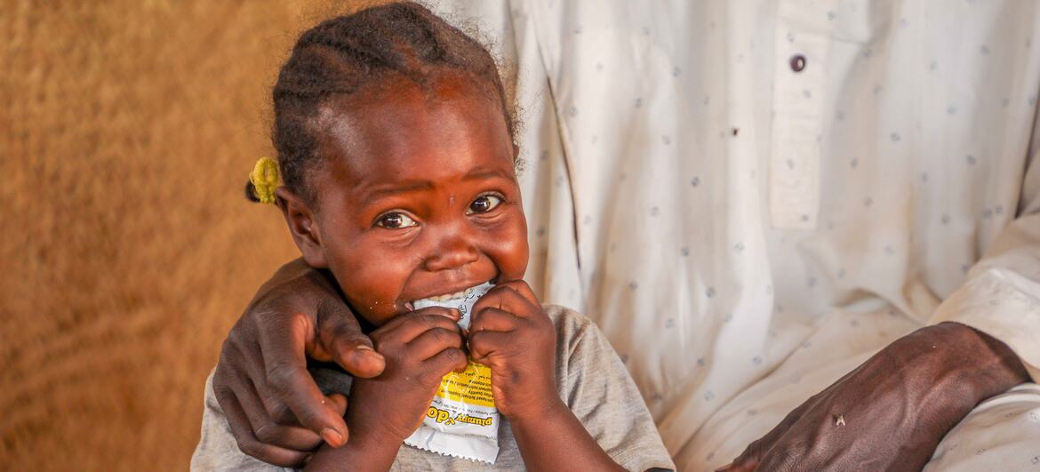 Un enfant soudanais recevant des compléments nutritionnels à Adré, dans la région du Ouaddaï, au Tchad.