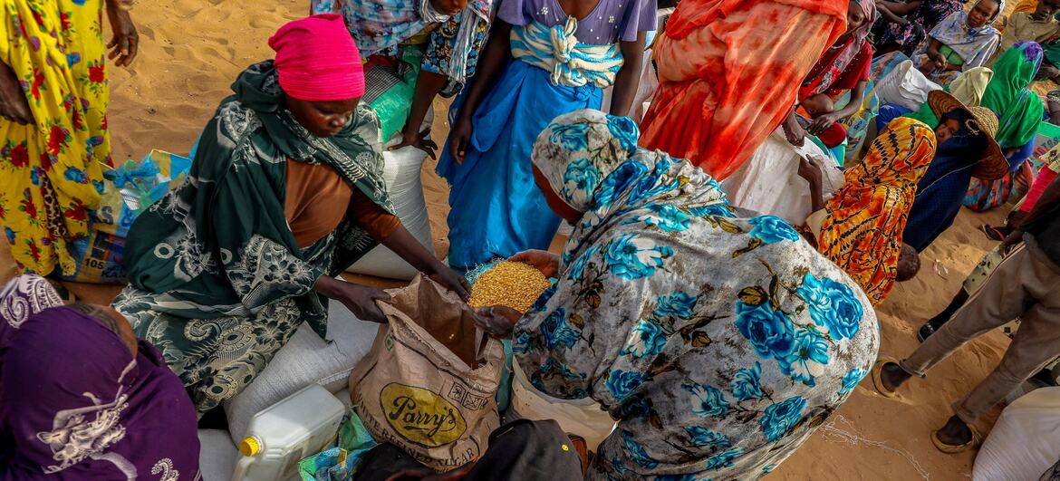 Distribution d'aide alimentaire à des réfugiés soudanais à Adre, au Tchad, en mars 2026.