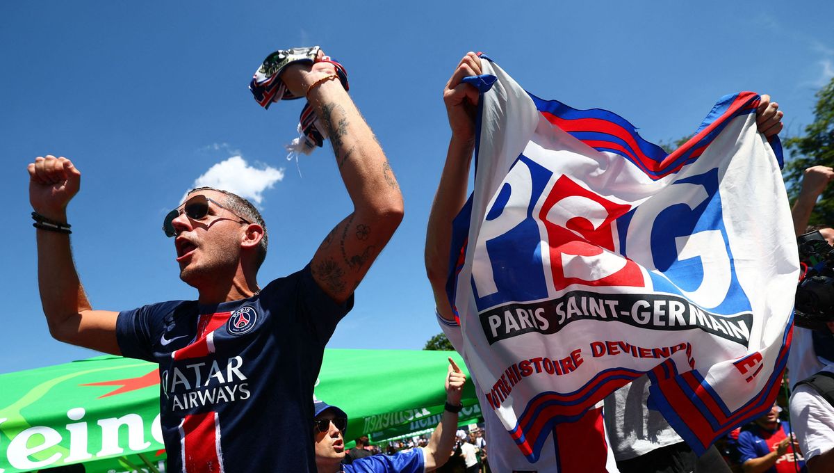 Supporters assistant à la retransmission d'un match de football en Île-de-France