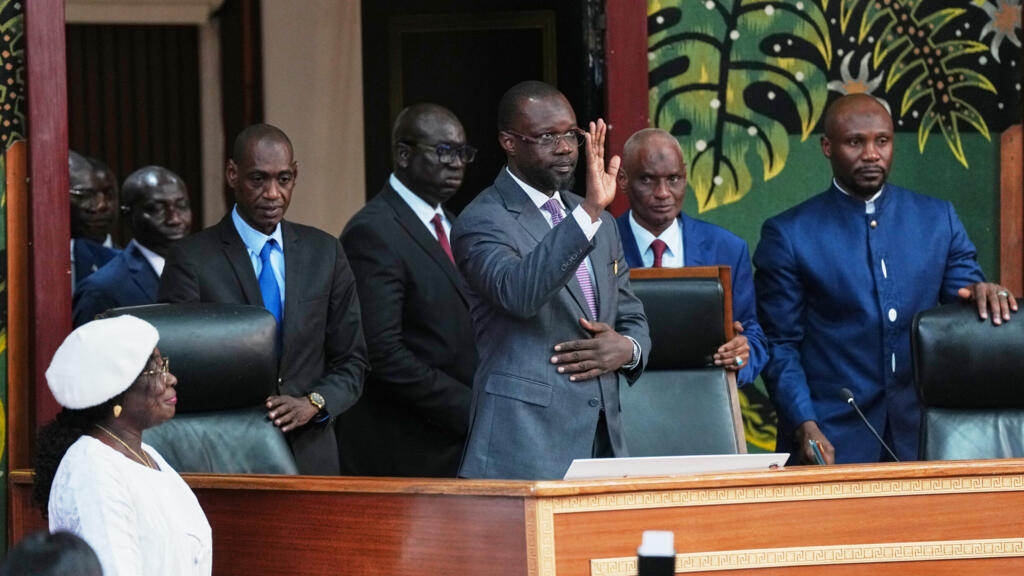 Ousmane Sonko arrive pour prononcer un discours après son élection à la présidence de l'Assemblée nationale le 26 mai 2026 à Dakar.