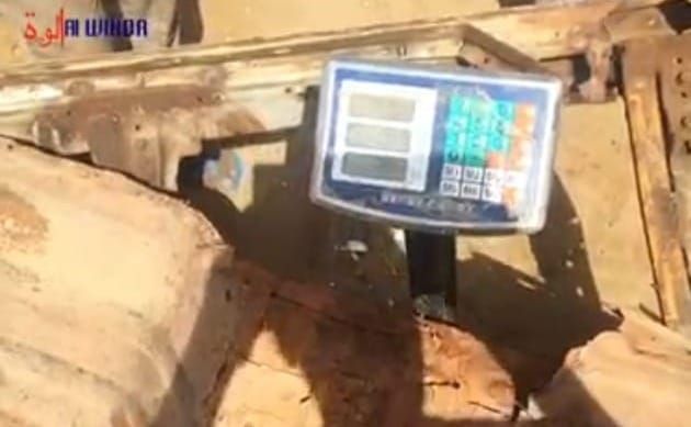 Un enfant poussant un pousse-pousse chargé de ferraille à N'Djamena