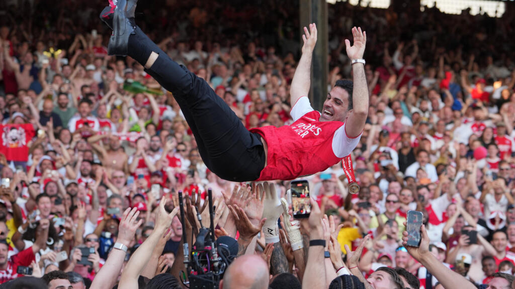 Mikel Arteta, entraîneur d'Arsenal, porté en triomphe par les joueurs après le titre de champion de Premier League contre Crystal Palace en mai 2026