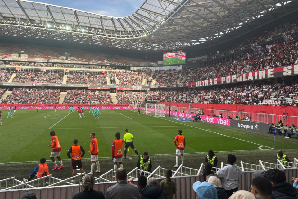 Le stade Allianz Riviera, antre de l'OGC Nice, prêt à accueillir le match décisif contre Saint-Étienne.