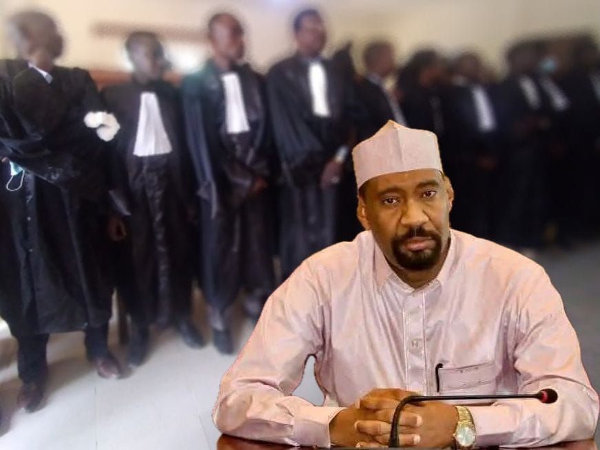 Le Premier ministre tchadien s'excusant auprès des magistrats réunis à N'Djaména