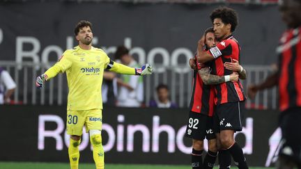 Joyeuse célébration des Niçois Dante et Jonathan Clauss après l'ouverture du score de Dante lors du barrage retour Ligue 1/Ligue 2 face à Saint-Étienne, le 29 mai 2026