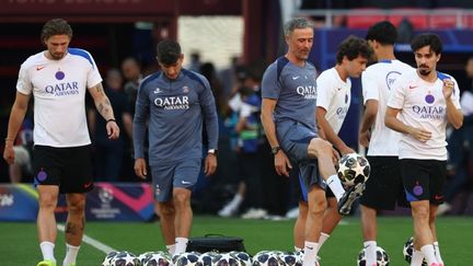 Luis Enrique entouré des joueurs du psg à la veille de la finale de la ligue des champions à la puskas arena de budapest
