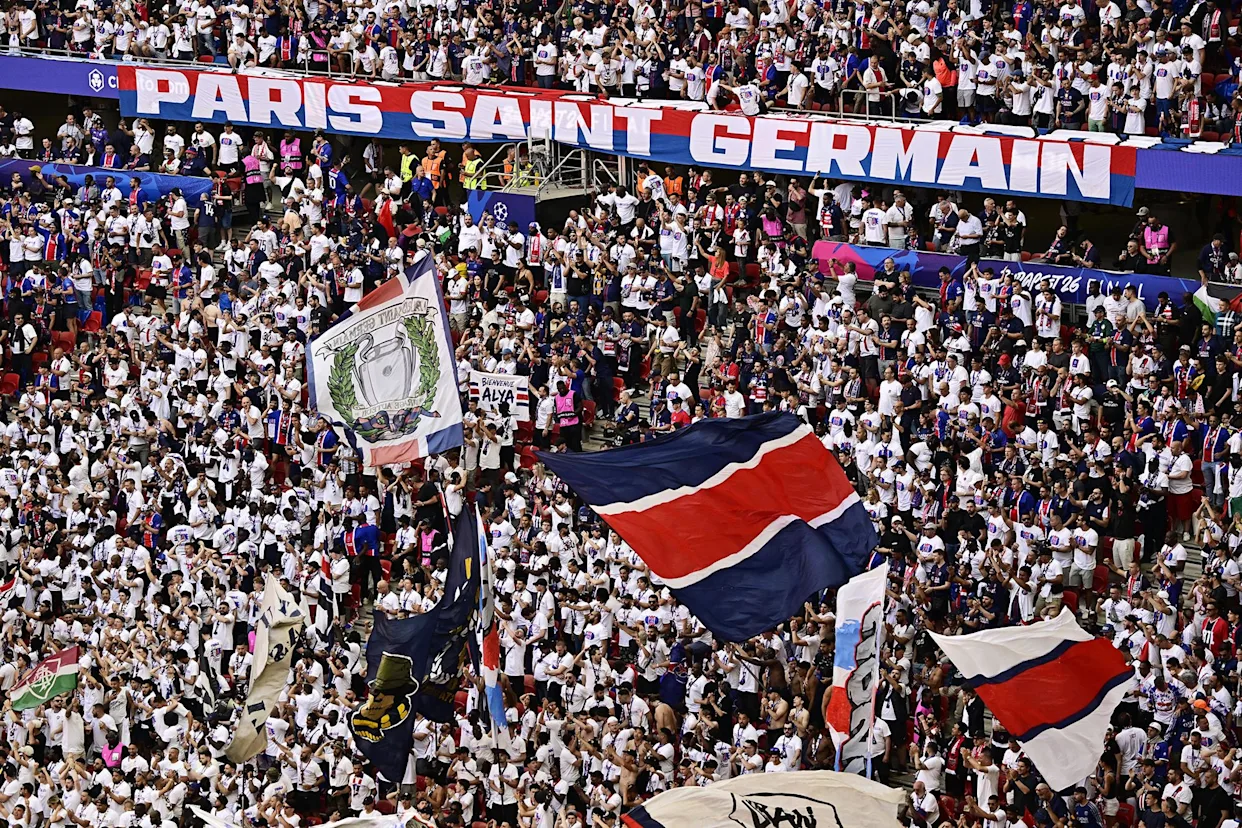 Stade du Parc des Princes rempli avant le début du match