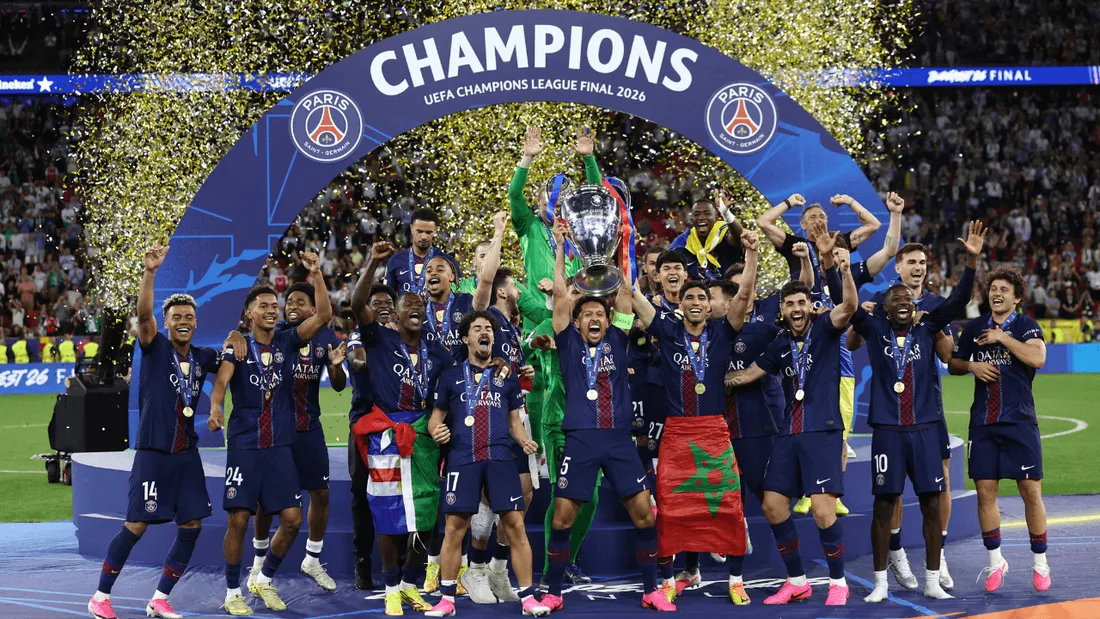 Les joueurs du PSG célèbrent leur deuxième victoire consécutive en Ligue des Champions en soulevant le trophée.