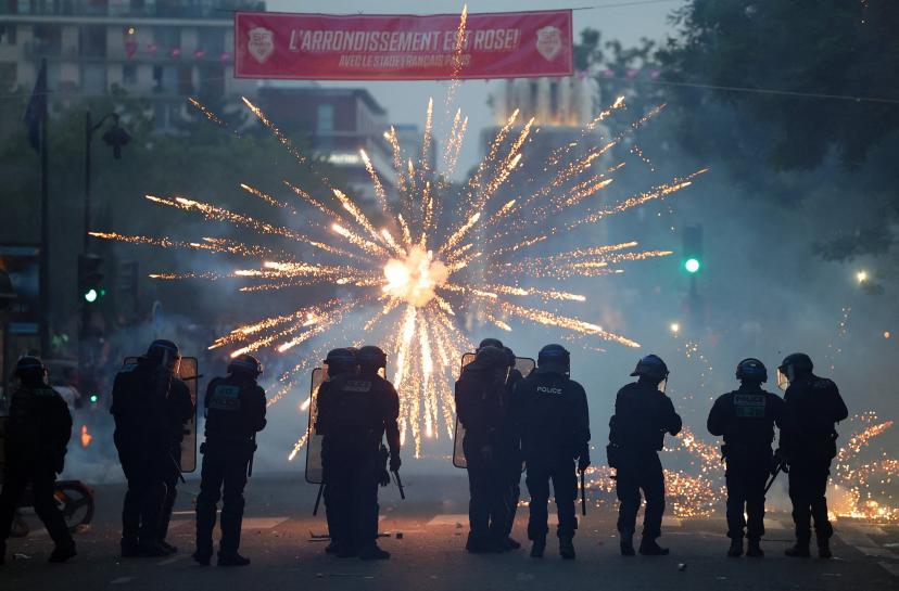 Des feux d'artifice éclatent devant les CRS, samedi soir à Paris