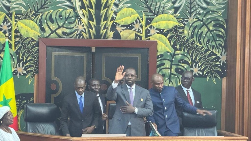 Ousmane Sonko lors d'une conférence de presse au Sénégal