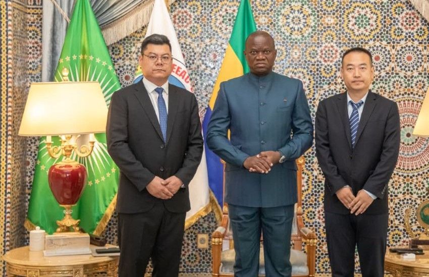 Le président gabonais Brice Clotaire Oligui Nguema avec la délégation de COVEC