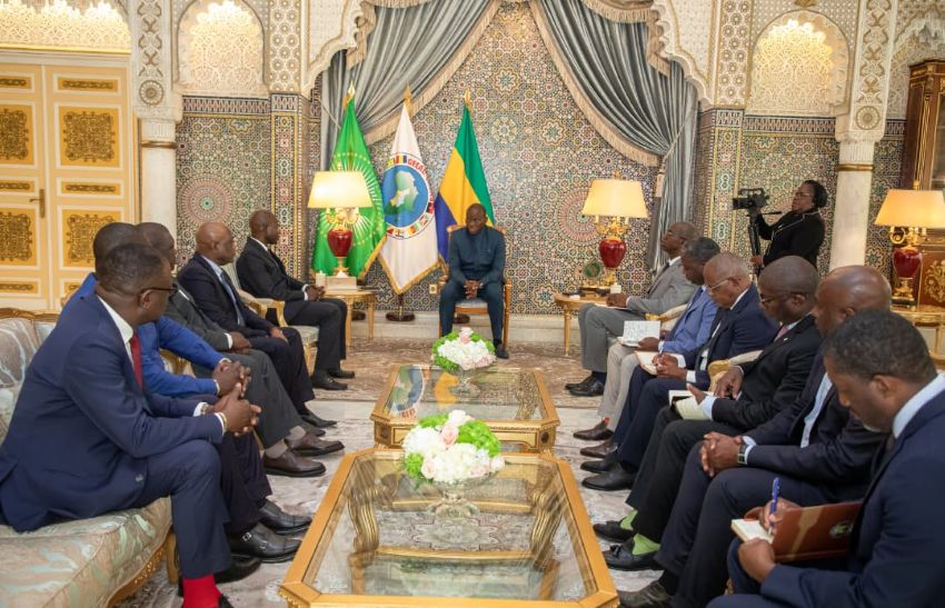 Le président gabonais Brice Clotaire Oligui Nguema avec la délégation du Groupe Coris Bank