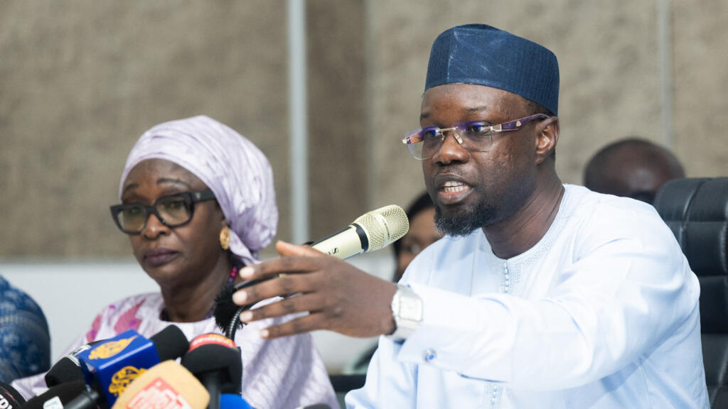 Ousmane Sonko s'exprimant lors d'une conférence de presse à Dakar le 2 juin.