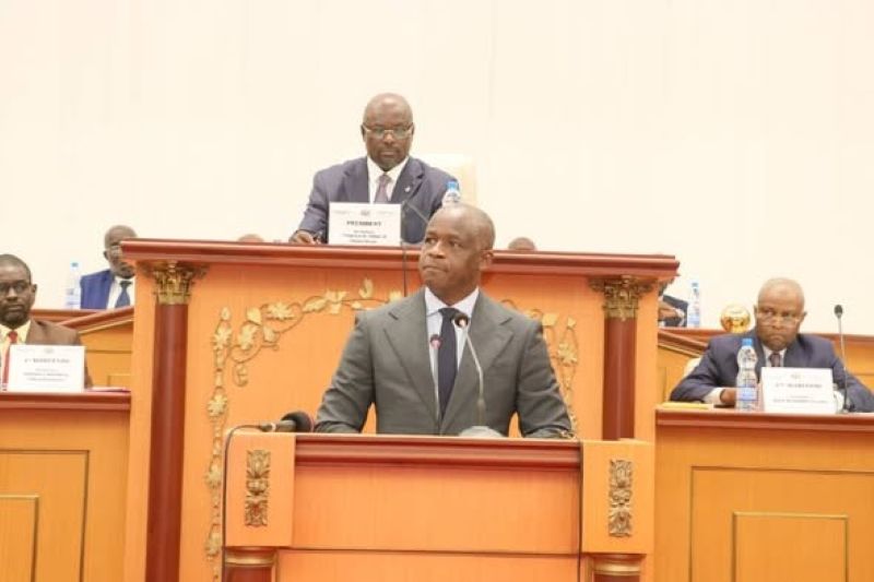 Hermann Immongault répondant aux questions des députés à l'Assemblée nationale