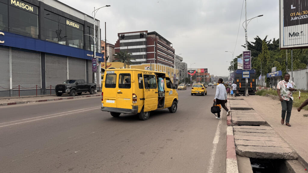 Circulation timide dans le centre-ville de Kinshasa en RDC