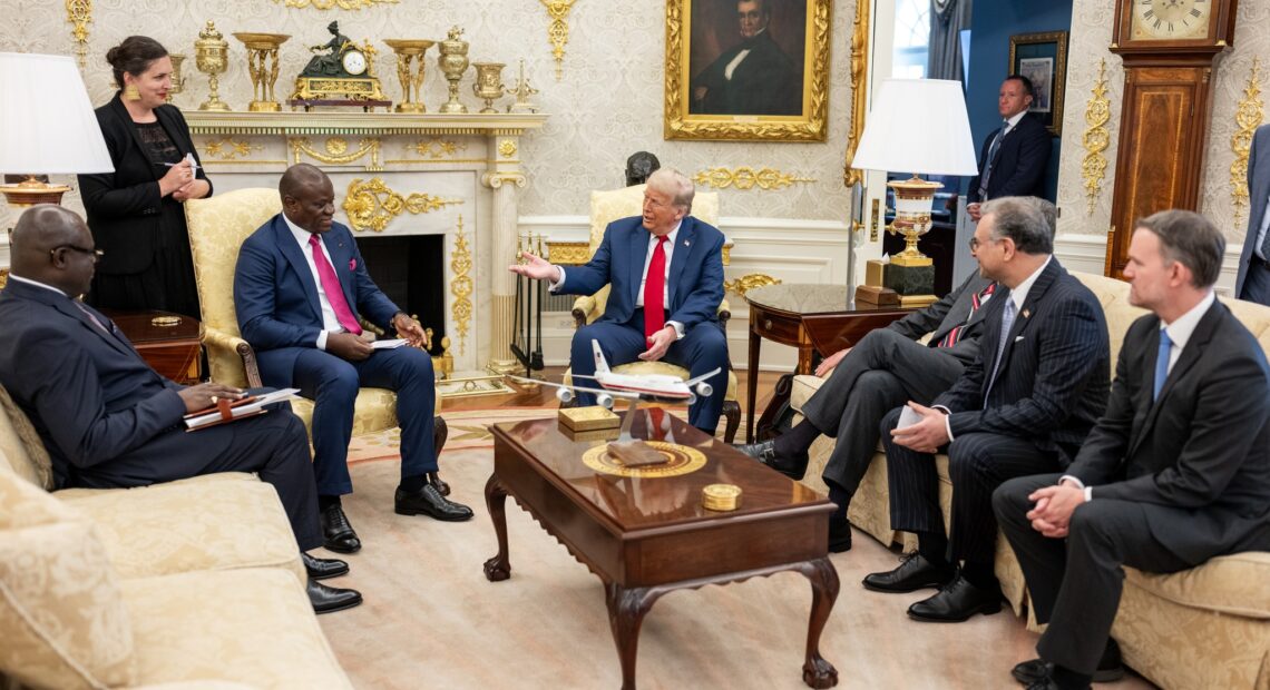 Les présidents Oligui Nguema et Donald Trump lors d'une rencontre à la Maison Blanche