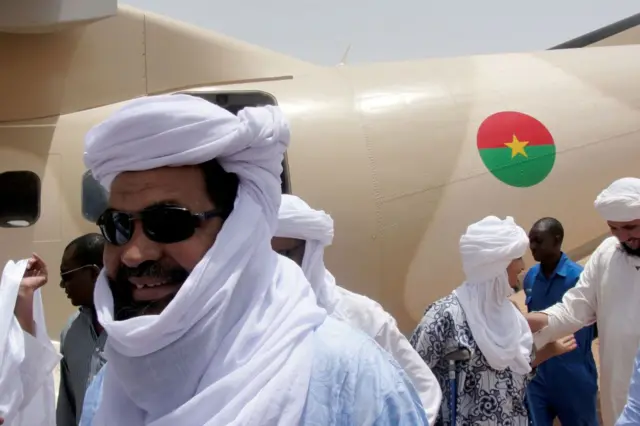 Portrait d’Iyad Ag Ghaly en 2012 à l’aéroport de Kidal