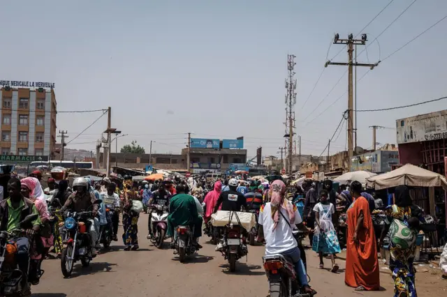 Échanges commerciaux dans un marché malien