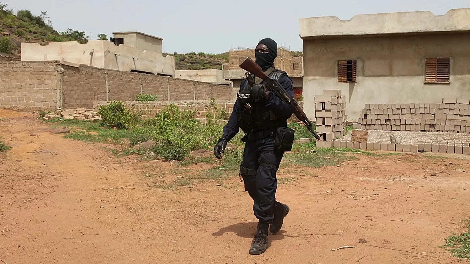 Un policier malien en patrouille près de Bamako