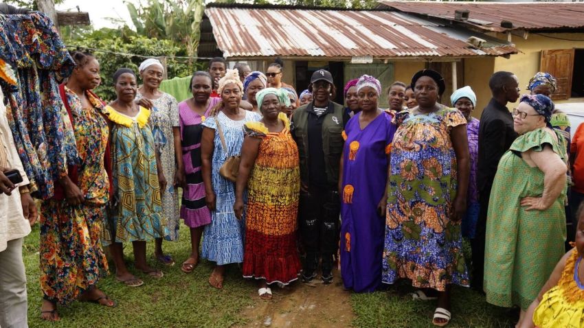 La ministre Marcelle Ibinga échange avec des femmes artisanes du Woleu-Ntem