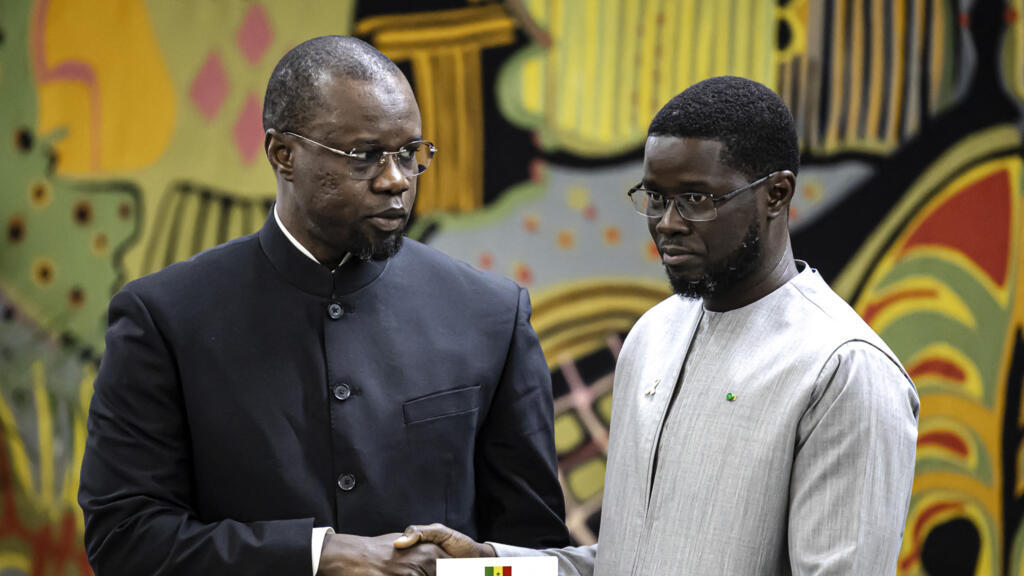 Ousmane Sonko (à gauche), ancien Premier ministre du Sénégal, et Bassirou Diomaye Faye (à droite), président de la République, lors d’une rencontre au palais présidentiel de Dakar le 16 octobre 2025.