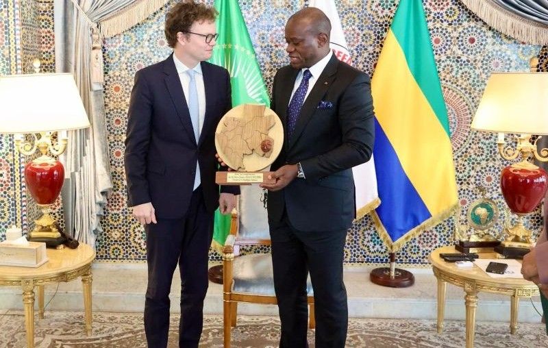 Le président Oligui Nguema et l'ambassadeur britannique Simon Day lors d'une rencontre au Palais